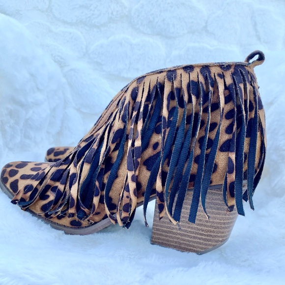 Beast Fashion Fringe V-Cut Booties, The Buckle, 6.5 - Picture 4 of 9